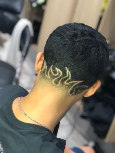 Desenho de chamas na nuca