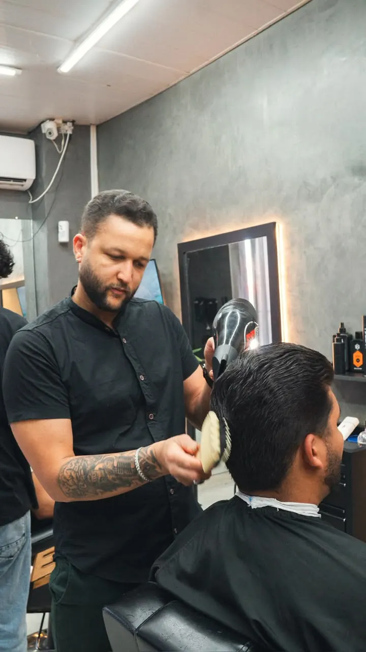 Barbeiro escovando o cabelo de cliente