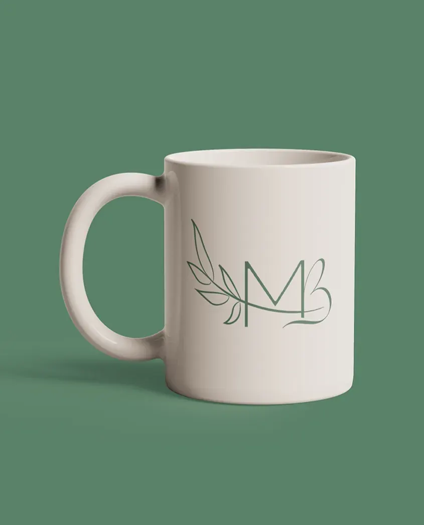 Caneca em tom areia com o monograma MB