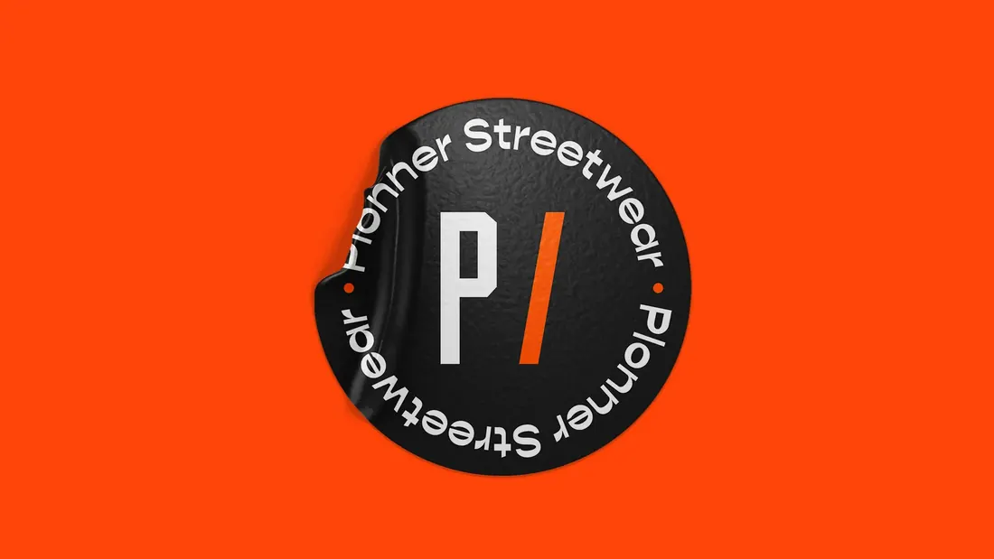 Adesivo circular com o monograma e a inscrição Plonner Streetwear