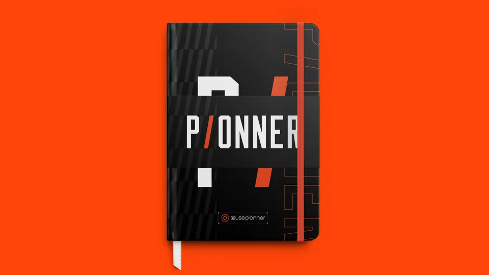 Agenda preta com o logotipo e o pattern na capa