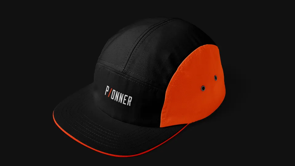 Boné five panel preto e laranja com logotipo