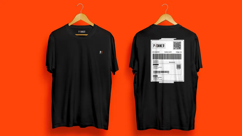 Camisetas pretas com o monograma no peito e etiqueta de envio estampada nas costas