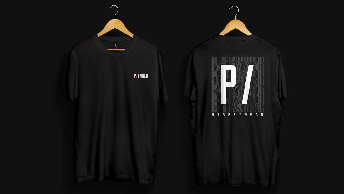 Camisetas pretas com o monograma P/ e a assinatura Streetwear nas costas