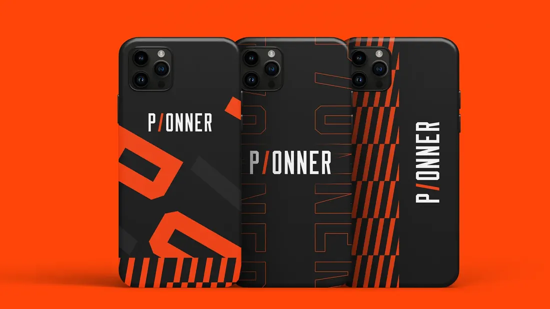Três capinhas de celular com variações do pattern e do logotipo
