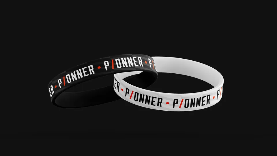 Pulseiras de silicone preta e branca com o logotipo repetido