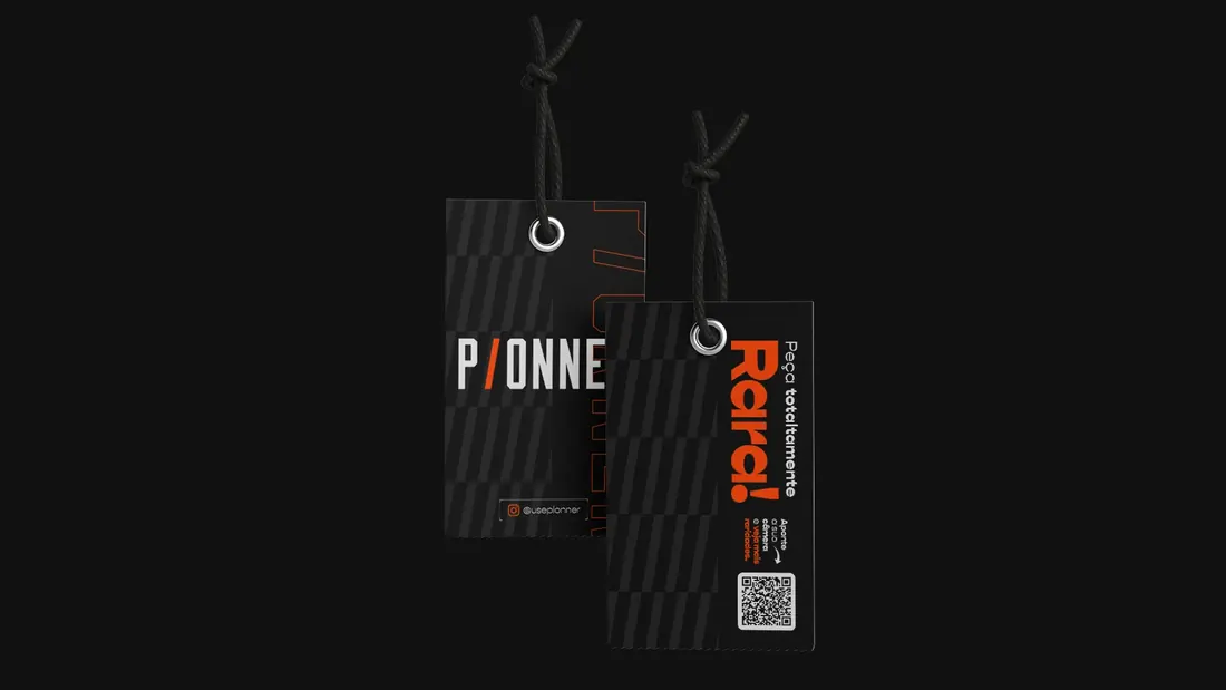 Tags de produto pretas com logotipo, QR code e a frase Peça totalmente rara