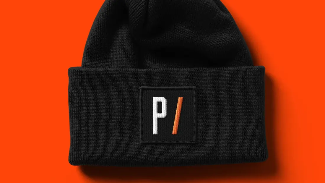Touca preta com patch bordado do monograma P/